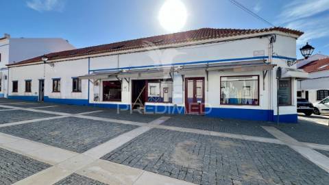 Moradia + 2 lojas com logradouro, cave e sótão junto á praia de porto covo