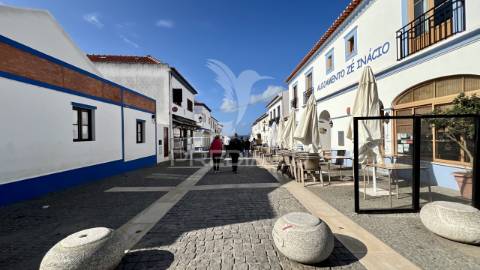 Moradia + 2 lojas com logradouro, cave e sótão junto á praia de porto covo