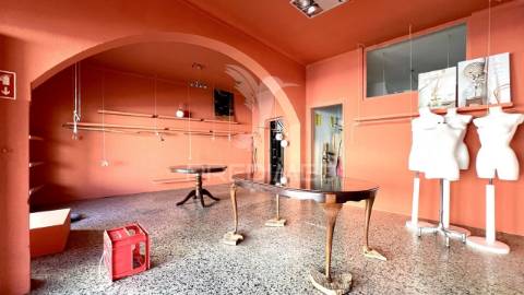 Moradia + 2 lojas com logradouro, cave e sótão junto á praia de porto covo