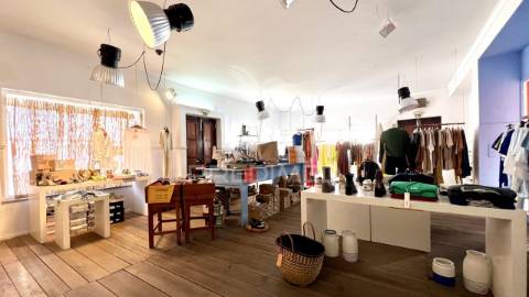 Moradia + 2 lojas com logradouro, cave e sótão junto á praia de porto covo