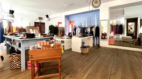 Moradia + 2 lojas com logradouro, cave e sótão junto á praia de porto covo