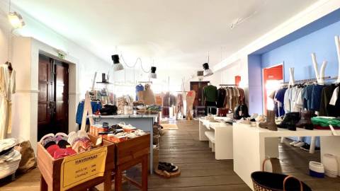 Moradia + 2 lojas com logradouro, cave e sótão junto á praia de porto covo