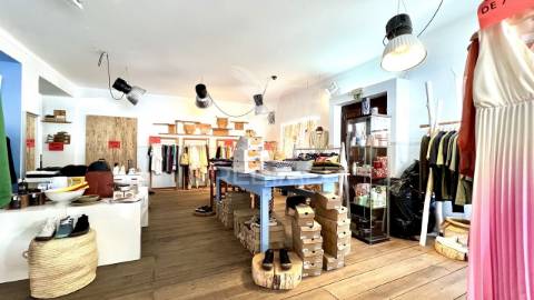 Moradia + 2 lojas com logradouro, cave e sótão junto á praia de porto covo