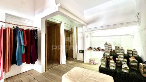 Moradia + 2 lojas com logradouro, cave e sótão junto á praia de porto covo