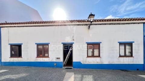 Moradia + 2 lojas com logradouro, cave e sótão junto á praia de porto covo