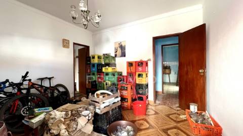 Moradia + 2 lojas com logradouro, cave e sótão junto á praia de porto covo