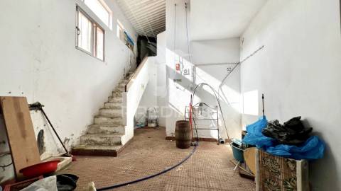 Moradia + 2 lojas com logradouro, cave e sótão junto á praia de porto covo