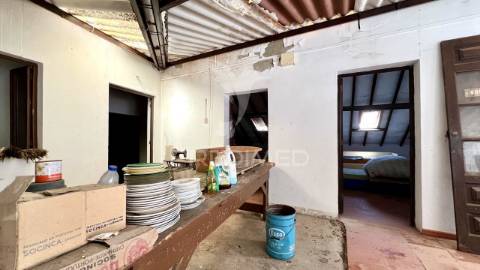 Moradia + 2 lojas com logradouro, cave e sótão junto á praia de porto covo