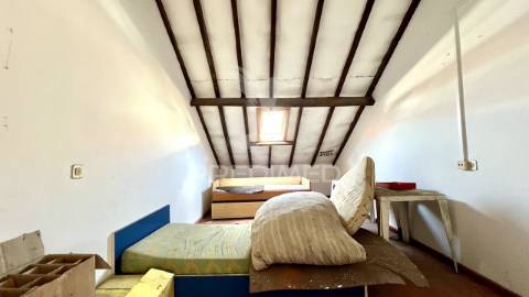 Moradia + 2 lojas com logradouro, cave e sótão junto á praia de porto covo