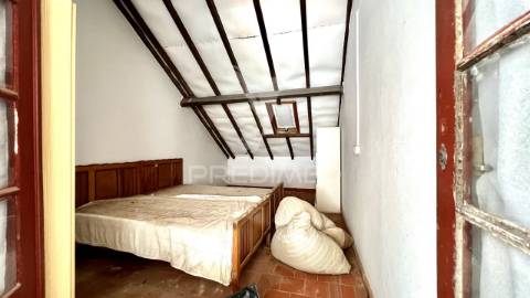 Moradia + 2 lojas com logradouro, cave e sótão junto á praia de porto covo