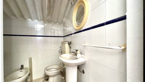 Moradia + 2 lojas com logradouro, cave e sótão junto á praia de porto covo