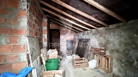 Moradia + 2 lojas com logradouro, cave e sótão junto á praia de porto covo