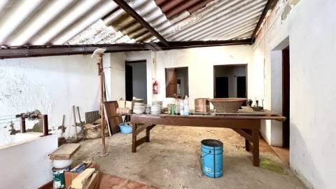 Moradia + 2 lojas com logradouro, cave e sótão junto á praia de porto covo