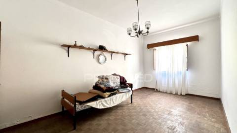 Moradia + 2 lojas com logradouro, cave e sótão junto á praia de porto covo