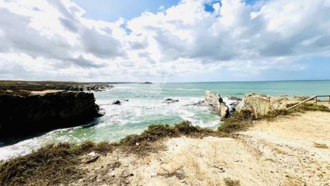 Moradia + 2 lojas com logradouro, cave e sótão junto á praia de porto covo