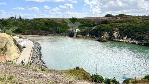Moradia + 2 lojas com logradouro, cave e sótão junto á praia de porto covo