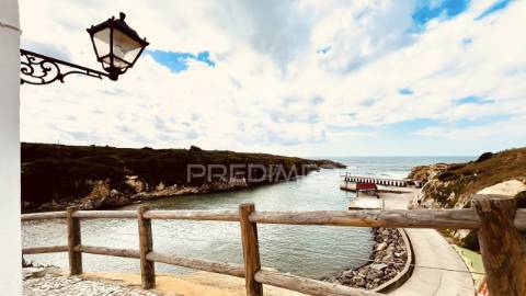 Moradia + 2 lojas com logradouro, cave e sótão junto á praia de porto covo