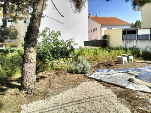 Dois lotes de terreno com 644m² na quinta do conde