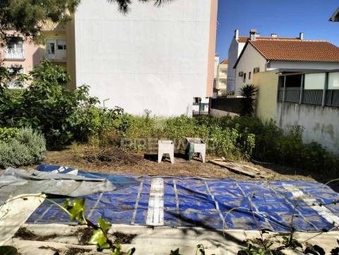 Dois lotes de terreno com 644m² na quinta do conde