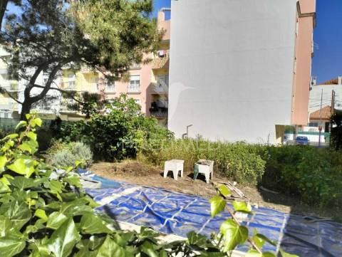 Dois lotes de terreno com 644m² na quinta do conde