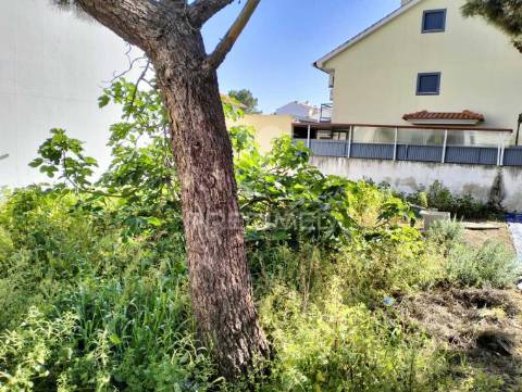 Dois lotes de terreno com 644m² na quinta do conde