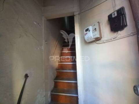 Prédio para habitação e comércio no centro de lisboa (alcântara)