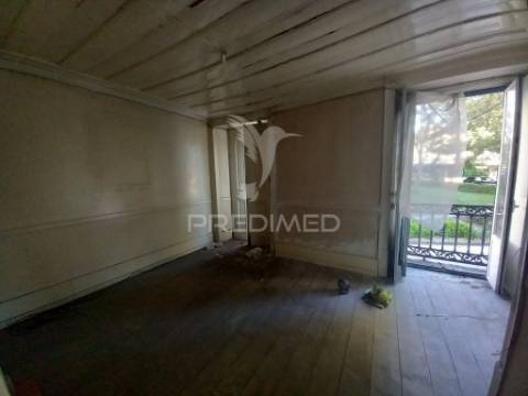 Prédio para habitação e comércio no centro de lisboa (alcântara)