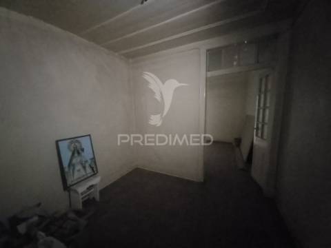 Prédio para habitação e comércio no centro de lisboa (alcântara)