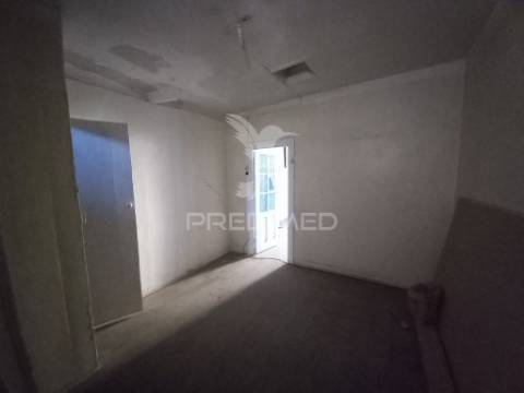 Prédio para habitação e comércio no centro de lisboa (alcântara)