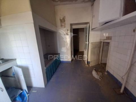 Prédio para habitação e comércio no centro de lisboa (alcântara)