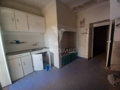 Prédio para habitação e comércio no centro de lisboa (alcântara)