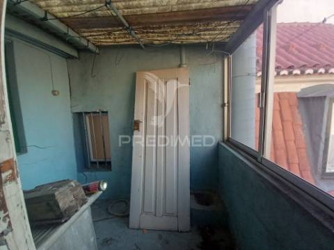 Prédio para habitação e comércio no centro de lisboa (alcântara)