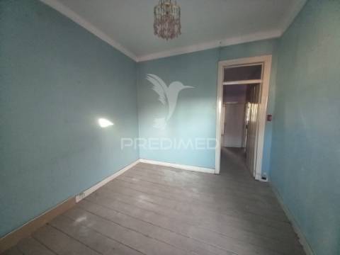 Prédio para habitação e comércio no centro de lisboa (alcântara)