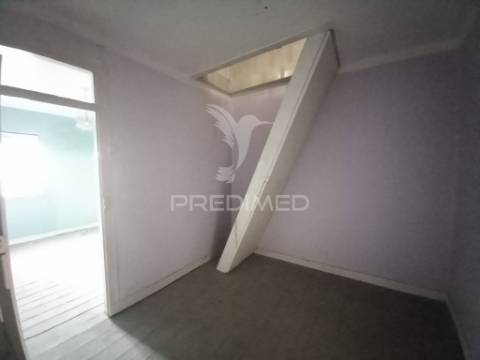 Prédio para habitação e comércio no centro de lisboa (alcântara)