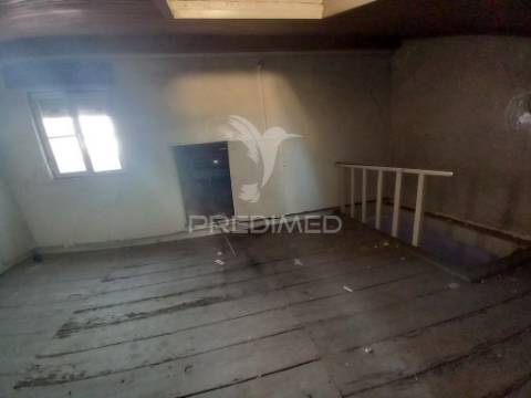 Prédio para habitação e comércio no centro de lisboa (alcântara)