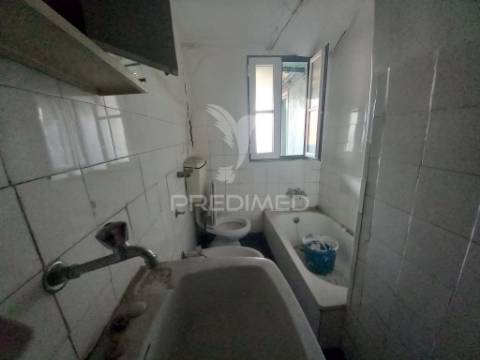 Prédio para habitação e comércio no centro de lisboa (alcântara)