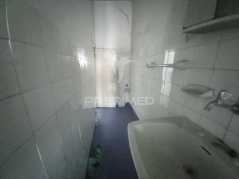 Prédio para habitação e comércio no centro de lisboa (alcântara)