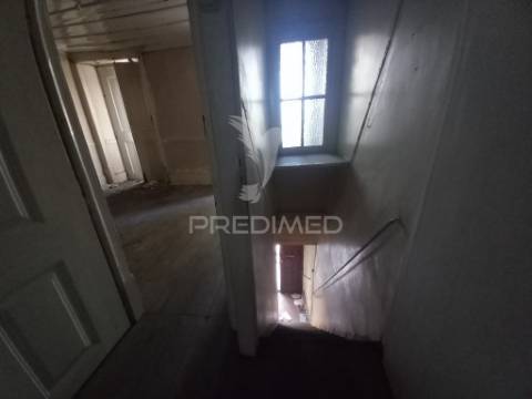 Prédio para habitação e comércio no centro de lisboa (alcântara)