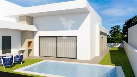 Piscina: 5 x 2,70m, suíte c/ closet, garagem,