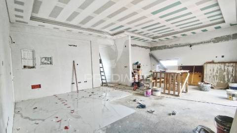 Piscina: 5 x 2,70m, suíte c/ closet, garagem,