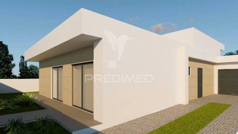 Piscina: 5 x 2,70m, suíte c/ closet, garagem,