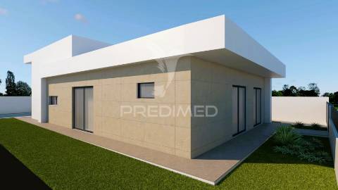 Piscina: 5 x 2,70m, suíte c/ closet, garagem,