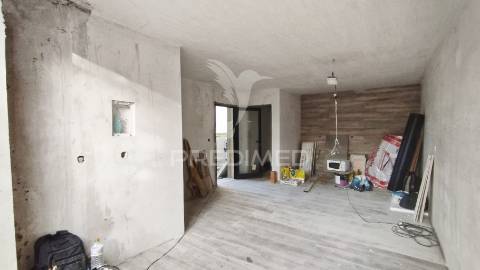 Piscina: 5 x 2,70m, suíte c/ closet, garagem,