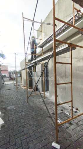 Piscina: 5 x 2,70m, suíte c/ closet, garagem,