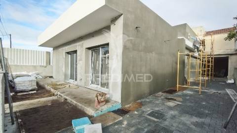 Piscina: 5 x 2,70m, suíte c/ closet, garagem,