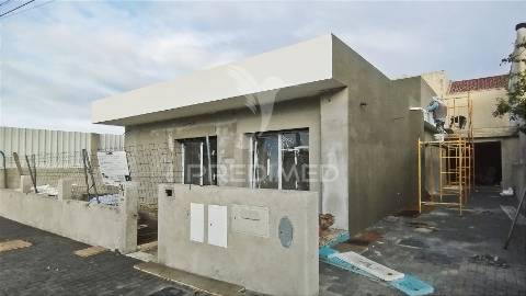 Piscina: 5 x 2,70m, suíte c/ closet, garagem,