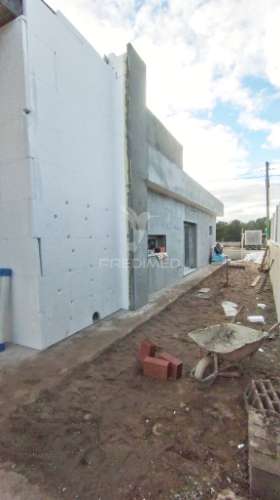 Piscina: 5 x 2,70m, suíte c/ closet, garagem,