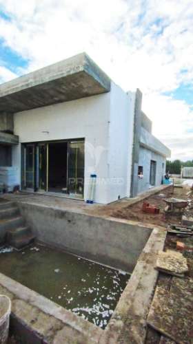 Piscina: 5 x 2,70m, suíte c/ closet, garagem,