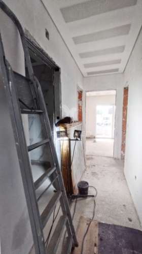 Piscina: 5 x 2,70m, suíte c/ closet, garagem,