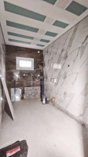 Piscina: 5 x 2,70m, suíte c/ closet, garagem,